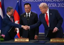 Presiden AS Donald Trump (kanan) berjabat tangan dengan Perdana Menteri Kamboja Hun Manet sementara Perdana Menteri Thailand Anutin Charnvirakul (tengah) menyaksikan penandatanganan seremonial perjanjian gencatan senjata di sela-sela KTT ke-47 Perhimpunan Bangsa-Bangsa Asia Tenggara (ASEAN) di Kuala