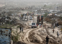 Alat berat milik sebuah komite Mesir yang didampingi oleh anggota Komite Internasional Palang Merah (ICRC) dikerahkan untuk mencari jenazah sandera Israel terakhir di tengah reruntuhan lingkungan Zeitoun di Kota Gaza pada 8 Desember 2025/ AFP