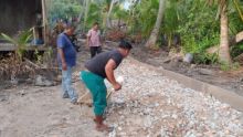Agar Senang Dilalui dan Urat Nadi Akses ke Laut, Para Nelayan Desa Muntai Goro Perbaiki Jalan