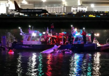 Tim penyelam darurat terlibat dalam operasi penyelamatan setelah sebuah pesawat penumpang bertabrakan dengan helikopter di Washington, DC/ AFP