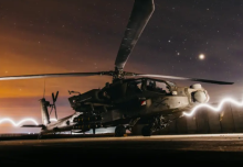 Dalam foto Angkatan Darat AS ini yang diambil dari lokasi yang dirahasiakan pada 19 Desember 2025, sebuah helikopter serang AH-64 Apache Angkatan Darat AS bersiap untuk mendukung Operasi Hawkeye Strike di wilayah tanggung jawab Komando Pusat AS/ AFP