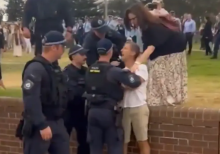 Polisi Australia menangkap seorang demonstran yang marah setelah ia meneriaki Perdana Menteri Australia/ X-@OzraeliAvi