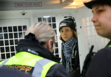 Foto yang diambil dan dirilis oleh Prisoners for Palestine di London pada 23 Desember 2025 menunjukkan aktivis Swedia Greta Thunberg sebelum penangkapannya oleh petugas polisi di luar kantor Aspen Insurance di Plantation Place di Fenchurch Street/ AFP