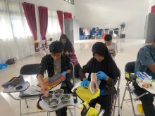 Peserta tengah melakukan pembersihan sepatu dengan cara profesional saat Pelatihan Laundry Sepatu di Aula Pemberdayaan Penyandang Disabilitas Daksa, Dinas Sosial Provinsi Riau pada 31 Oktober 2025.