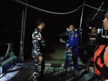 Pos TNI AL Bengkalis Evakuasi Kapal Basarnas yang Hampir Tenggelam Akibat Cuaca Buruk saat Nge SAR