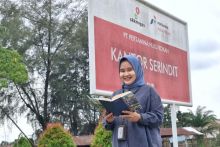 Fadilah (23) pemuda Sakai yang berhasil menamatkan pendidikan tinggi berkat beasiswa Suku Sakai PHR dan kini menjalani magang kerja di PHR di tim kehumasan.