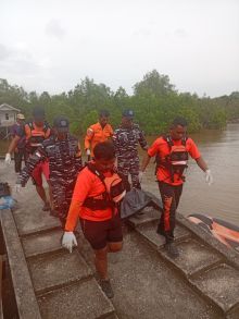 Tim SAR Gabungan Serahkan Jenazah Korban KM Makmur Jaya 89 ke Pihak Keluarga