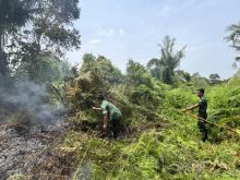 Sigap, Personel Kodim 0303 Bengkalis Padamkan Kebakaran Lahan Kosong