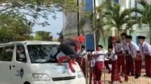 Spiderman Antar Makan Bergizi Gratis ke Murid SD di Bengkalis