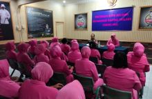 Pertemuan Bhayangkari Tualang, Kapolsek Tekankan Kesederhanaan dan Etika Medsos