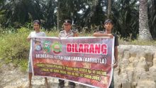 Antisipasi Karhutla, Bhabinkamtibmas Pasang Spanduk dan Edukasi Warga