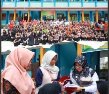 Perdana di SDN 005 Kampung Dalam, Baznas Siak Salurkan Seragam Sekolah Gratis