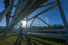 Pekerja PHR tengah melakukan peninjauan di salah satu fasilitas produksi di WK Rokan. (Istimewa)