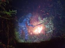 Personel TNI AL Bengkalis Terus Ikut Berjibaku Padamkan Api Hingga Malam Hari